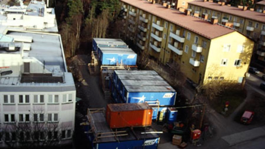 Byggbarackerna står uppställda på den plats där carporten nu återfinns.