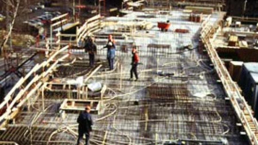 Grunden till hus 2 är klar. Kameran riktad mot Tämnarvägen.