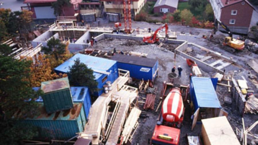 Hus 1 har påbörjats. Uppe till vänster syns Årsta Torg.