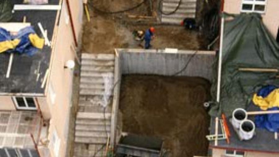 Trappan mellan hus 1 och 2 håller på att iordningställas.