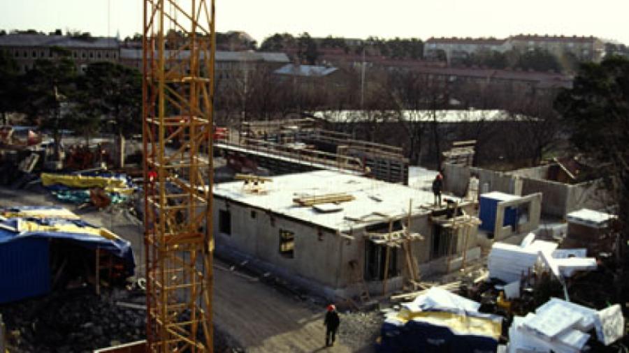 Hus 3 från en annan vinkel. En del av äldreboendet har fått tak över huvudet.