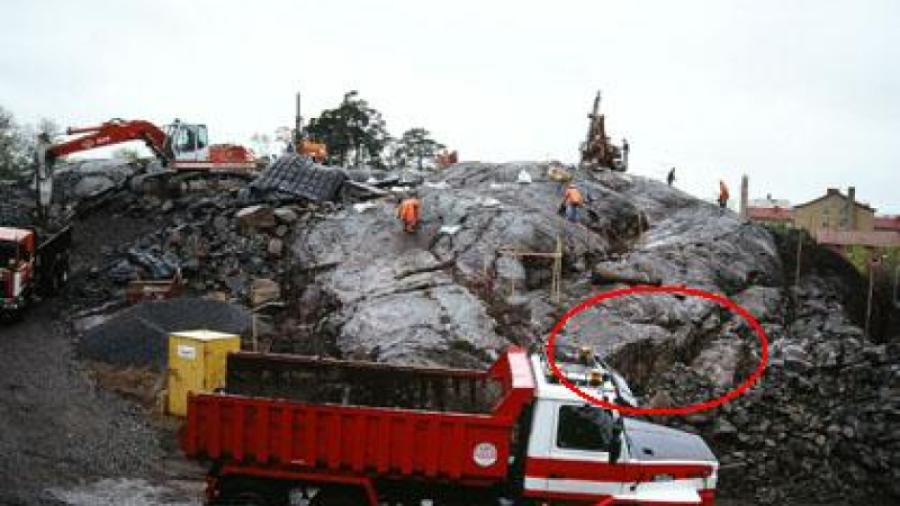 Sprängmattor ut - De första laddningarna har detonerat utanför garaget i hus 2. Notera det inringade stenpartiet.