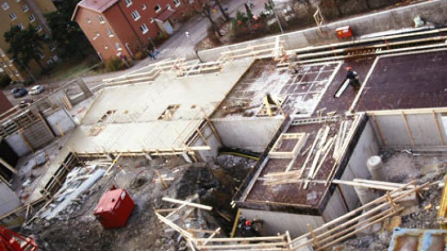 Kameran blickar ut över Skedviksvägen 20 och 30. I bakgrunden syns Bränningevägen med bl a Vårdcentralen på höger sida.