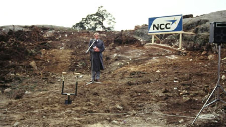 Vi skriver 1992 och bygget förklaras för startat under pompa och ståt.