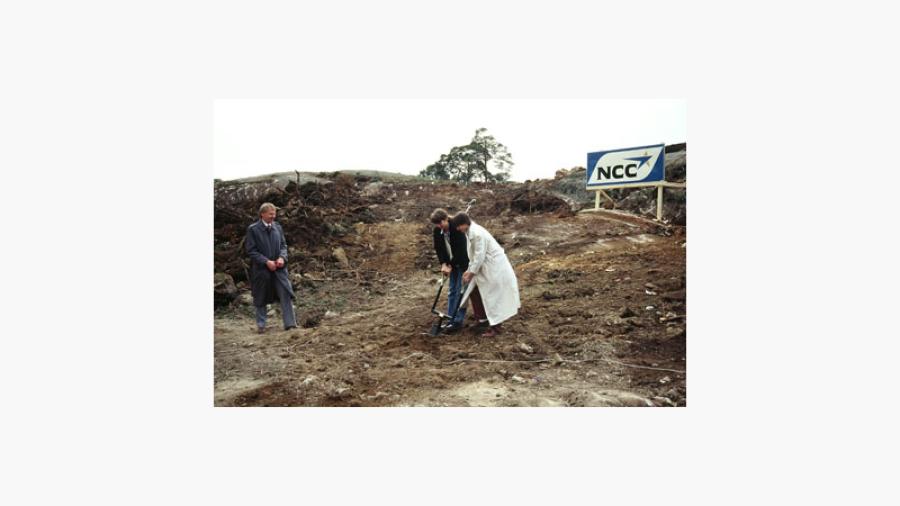 Första spadtaget tas och därmed är bygget igång.